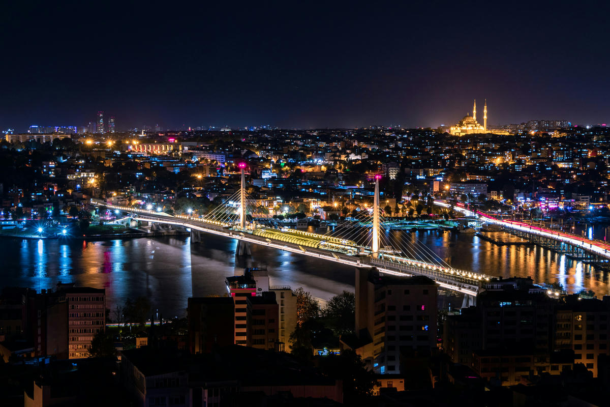 İstanbul üzerinde gece panoraması