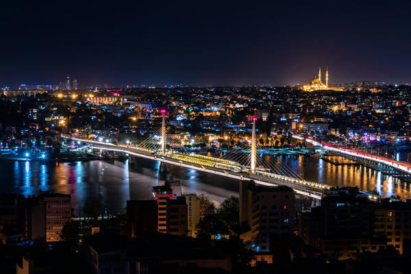 İstanbul üzerinde gece panoraması