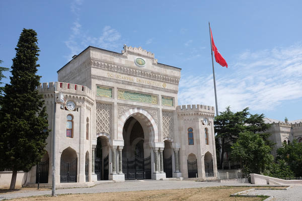 İstanbul Üniversitesi'nin gri mermer girişinin fotoğrafı.